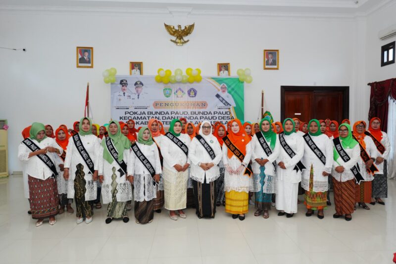Ketua Bunda PAUD Kabupaten Kepulauan Sula, Hj. Hayati Marasabessy mengukuhkan pengurus Pokja, Kecamatan, dan Desa Bunda PAUD. 