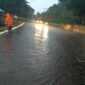 Banjir di Kelurahan Bobo Kota Tidore Kepulauan, terlihat air memenuhi jalan raya. 