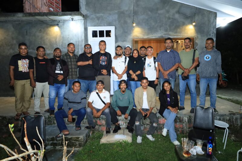 Foto bersama Dandim 1505 Tidore, Letkol Inf Wahyu Widya Sasono dan wartawan Kota Tidore Kepulauan. 