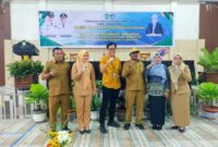 Asisten III, H. Zaidun bersama Kadisdik, Marini Nur Ali didampingi Sekretaris Disdik, Hj. Adrawati dan Kabid GTK, M. Rizal Kailul foto bersama Petugas BPJS Usai pembukaan kegiatan.