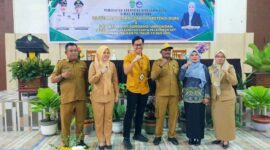 Asisten III, H. Zaidun bersama Kadisdik, Marini Nur Ali didampingi Sekretaris Disdik, Hj. Adrawati dan Kabid GTK, M. Rizal Kailul foto bersama Petugas BPJS Usai pembukaan kegiatan.