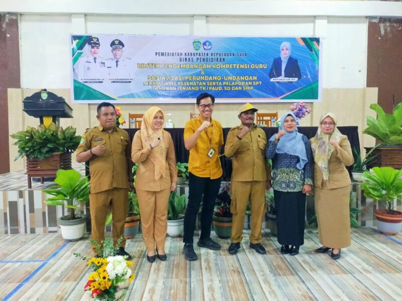 Asisten III, H. Zaidun bersama Kadisdik, Marini Nur Ali didampingi Sekretaris Disdik, Hj. Adrawati dan Kabid GTK, M. Rizal Kailul foto bersama Petugas BPJS Usai pembukaan kegiatan.