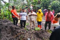 Banjir di Kelurahan Bobo merusak fasilitas jalan. 