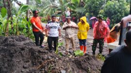 Banjir di Kelurahan Bobo merusak fasilitas jalan. 