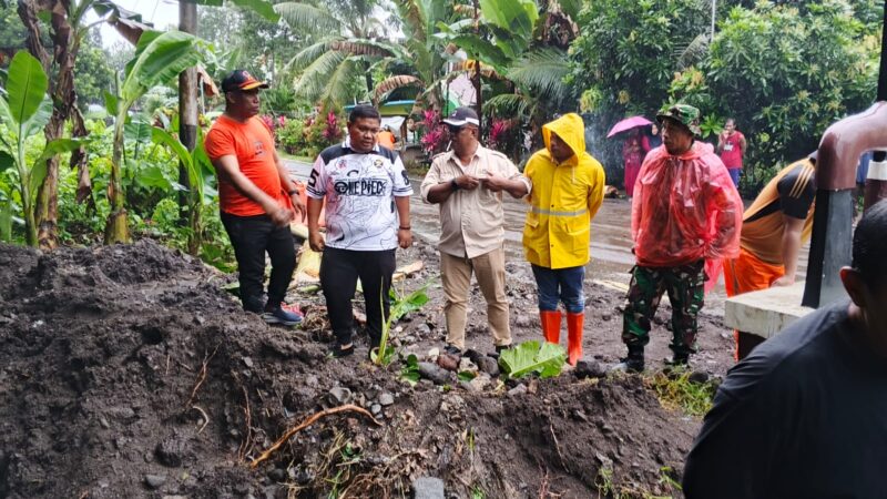 Banjir di Kelurahan Bobo merusak fasilitas jalan. 