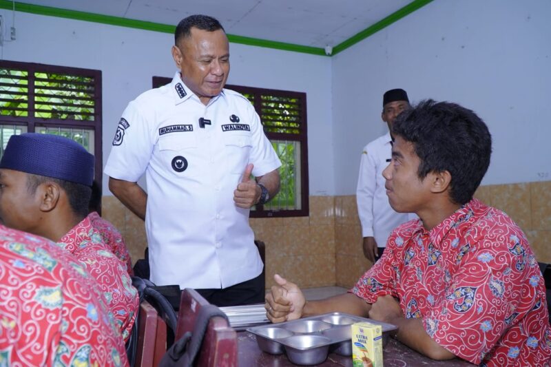 Wali Kota Tidore Muhammad Sinen melakukan kunjungan ke dapur dan distribusi MBG. 