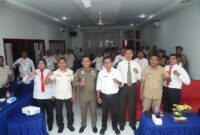 Foto bersama tim penyusunan SOP penegakkan Perda/Pergub dengan Asisten I Bidang Pemerintahan dan Kesra, Kadri La Etje yang mewakili Gubernur Malut. 