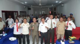 Foto bersama tim penyusunan SOP penegakkan Perda/Pergub dengan Asisten I Bidang Pemerintahan dan Kesra, Kadri La Etje yang mewakili Gubernur Malut. 
