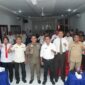 Foto bersama tim penyusunan SOP penegakkan Perda/Pergub dengan Asisten I Bidang Pemerintahan dan Kesra, Kadri La Etje yang mewakili Gubernur Malut. 