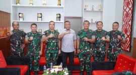 Wali Kota Muhammad Sinen menerima kunjungan Danrem 152/Babullah Brigjen TNI Enoh Solehudin bersama Dandim 1505/Tidore Letkol Inf Wahyu Widya Sasono, di ruang kerjanya. 