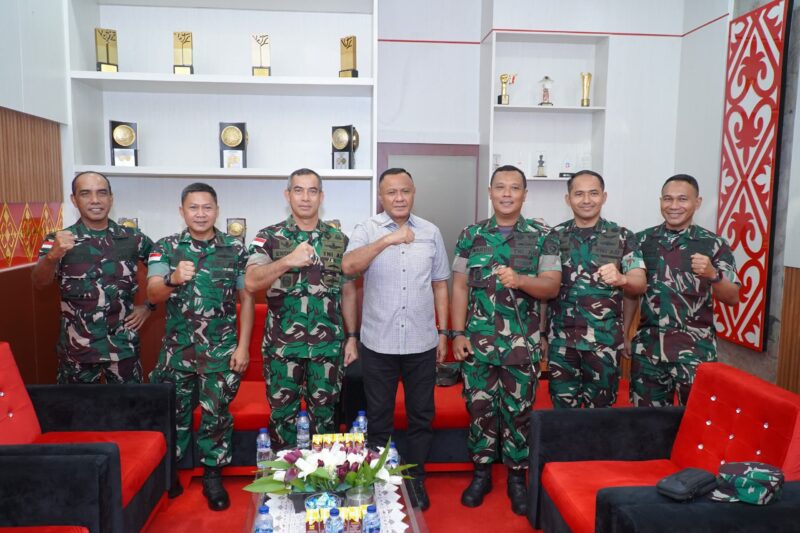 Wali Kota Muhammad Sinen menerima kunjungan Danrem 152/Babullah Brigjen TNI Enoh Solehudin bersama Dandim 1505/Tidore Letkol Inf Wahyu Widya Sasono, di ruang kerjanya. 
