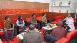 Wali Kota Muhammad Sinen menerima kunjungan Kepala Sentra Wasana Bahagia Ternate, Osep Mulyani, bersama jajaran. 