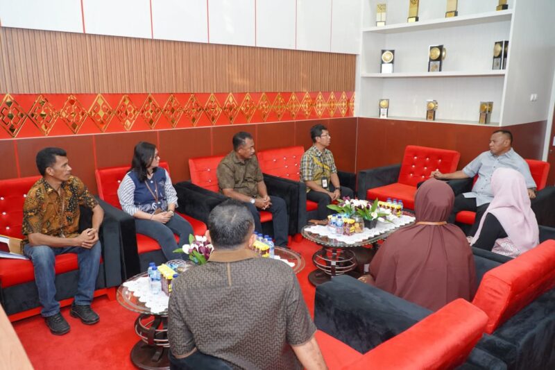 Wali Kota Muhammad Sinen menerima kunjungan Kepala Sentra Wasana Bahagia Ternate, Osep Mulyani, bersama jajaran. 