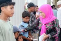 Bupati Kepulauan Suka memberikan bantuan kepada anak yatim dalam rangka memperingati Maulid Nabi SAW. 