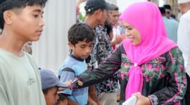 Bupati Kepulauan Suka memberikan bantuan kepada anak yatim dalam rangka memperingati Maulid Nabi SAW. 