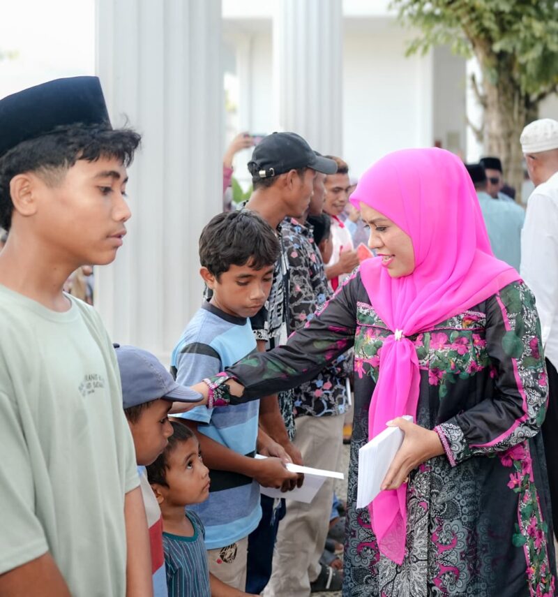 Bupati Kepulauan Suka memberikan bantuan kepada anak yatim dalam rangka memperingati Maulid Nabi SAW. 