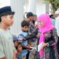 Bupati Kepulauan Suka memberikan bantuan kepada anak yatim dalam rangka memperingati Maulid Nabi SAW. 