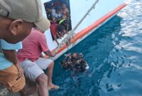 Upaya pencarian korban yang dilakukan oleh tim SAR. 