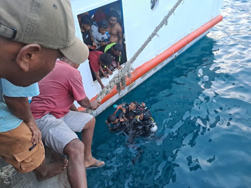 Upaya pencarian korban yang dilakukan oleh tim SAR. 