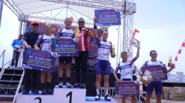 Wali Kota Tidore Kepulauan, Muhammad Sinen memberikan pengharapan kepada juara dalam ajang balap sepeda Tour de Pattimura. 