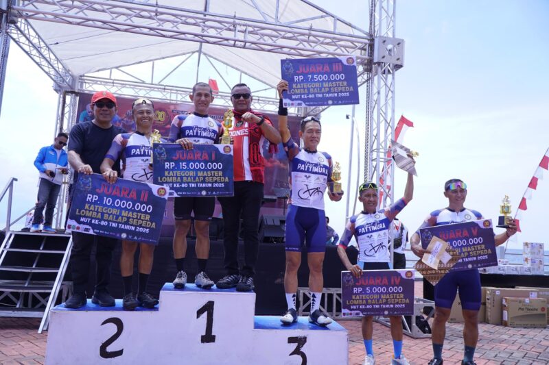 Wali Kota Tidore Kepulauan, Muhammad Sinen memberikan pengharapan kepada juara dalam ajang balap sepeda Tour de Pattimura. 
