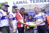 Wali Kota Muhammad Sinen memberikan pangan gratis kepada warga dalam kegiatan Toure de Pattimura. 