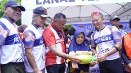 Wali Kota Muhammad Sinen memberikan pangan gratis kepada warga dalam kegiatan Toure de Pattimura. 