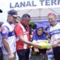 Wali Kota Muhammad Sinen memberikan pangan gratis kepada warga dalam kegiatan Toure de Pattimura. 