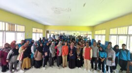 Astrid Tiarasari Yassin melakukan kegiatan reses di SMK Negeri 5 Tidore Kepulauan, foto bersama guru dan para siswa. (Foto: Ardy). 