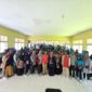 Astrid Tiarasari Yassin melakukan kegiatan reses di SMK Negeri 5 Tidore Kepulauan, foto bersama guru dan para siswa. (Foto: Ardy). 