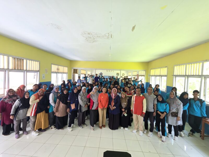 Astrid Tiarasari Yassin melakukan kegiatan reses di SMK Negeri 5 Tidore Kepulauan, foto bersama guru dan para siswa. (Foto: Ardy). 