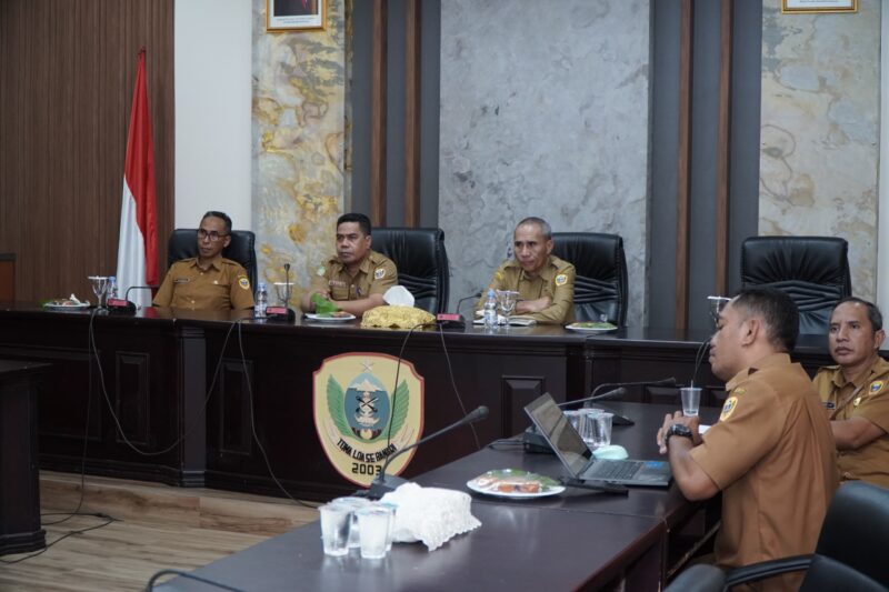 Asisten Sekda Bidang Perekonomian dan Pembangunan, Taher Husain, usai mengikuti Rapat Koordinasi (Rakor) yang digelar Kementerian Dalam Negeri secara virtual di ruang rapat Wali Kota Tidore Kepulauan. 