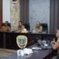 Asisten Sekda Bidang Perekonomian dan Pembangunan, Taher Husain, usai mengikuti Rapat Koordinasi (Rakor) yang digelar Kementerian Dalam Negeri secara virtual di ruang rapat Wali Kota Tidore Kepulauan. 