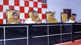 Rapat bersama pimpinan OPD, camat, lurah, dan kepala desa se-Kota Tidore Kepulauan yang dipimpin langsung Wali Kota Muhammad Sinen didampingi Wakil Wali Kota Ahmad Laiman dan Sekda Ismail Dukomalamo. 