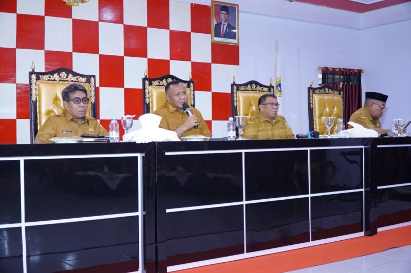Rapat bersama pimpinan OPD, camat, lurah, dan kepala desa se-Kota Tidore Kepulauan yang dipimpin langsung Wali Kota Muhammad Sinen didampingi Wakil Wali Kota Ahmad Laiman dan Sekda Ismail Dukomalamo. 