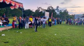 Mewakili Pemerintah Daerah, Kepala Inspektorat Kepulauan Sula, Kamarudin Mahdi resmi menutup turnamen Modapia Cup I. (Dokumentasi: Am Teapon/marasai.id)