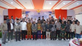 Wakil Wali Ahmad Laiman foto bersama pengurus IKK Makayoa Kota Tidore Kepulauan. 