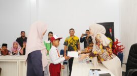 Kepala Dinas Pendidikan Kabupaten Kepulauan Sula, Marini Nurali, dalam acara pelepasan MuZulfahri Mado Ebarian.