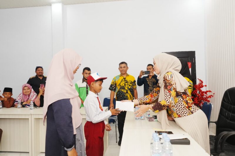 Kepala Dinas Pendidikan Kabupaten Kepulauan Sula, Marini Nurali, dalam acara pelepasan MuZulfahri Mado Ebarian.