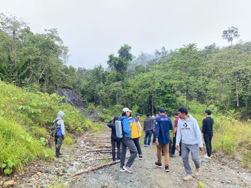 
Tim gabungan pembangunan jala trans kieraha saat turun ke lapangan.