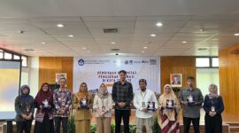Foto bersama Kepala Balai Bahasa Maluku Utara, Nukman, S.S., M. Hum,  Kepala Pusat Pengembangan dan Pelindungan Bahasa dan Sastra, Dr. Dora Amalia, S.S., M.Hum, Kepala Dinas Perpustakaan dan Kearsipan Daerah Kota Ternate, Syafiah M. Nur, Manajer Kantor Perwakilan BI Provinsi Maluku Utara, Putu Agus Santika bersama komunitas literasi di Kota Ternate.