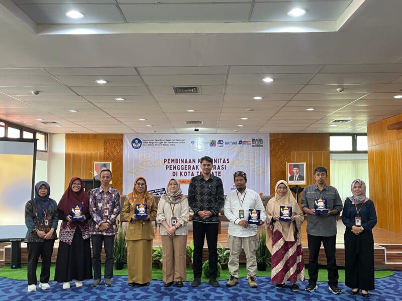 Foto bersama Kepala Balai Bahasa Maluku Utara, Nukman, S.S., M. Hum,  Kepala Pusat Pengembangan dan Pelindungan Bahasa dan Sastra, Dr. Dora Amalia, S.S., M.Hum, Kepala Dinas Perpustakaan dan Kearsipan Daerah Kota Ternate, Syafiah M. Nur, Manajer Kantor Perwakilan BI Provinsi Maluku Utara, Putu Agus Santika bersama komunitas literasi di Kota Ternate.