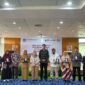 Foto bersama Kepala Balai Bahasa Maluku Utara, Nukman, S.S., M. Hum,  Kepala Pusat Pengembangan dan Pelindungan Bahasa dan Sastra, Dr. Dora Amalia, S.S., M.Hum, Kepala Dinas Perpustakaan dan Kearsipan Daerah Kota Ternate, Syafiah M. Nur, Manajer Kantor Perwakilan BI Provinsi Maluku Utara, Putu Agus Santika bersama komunitas literasi di Kota Ternate.