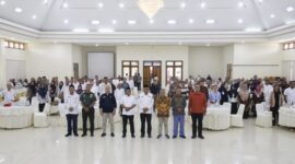 Foto Bersama Sekda Malut dan peserta Rakor Diskominfosan Provinsi dan Kabupaten/Kota se-Maluku Utara.
