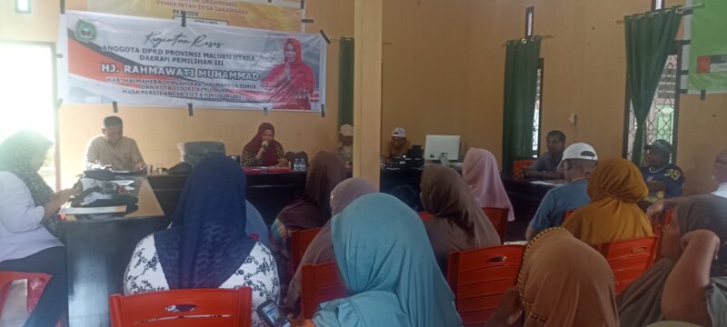 Anggota DPRD Malut, Hj Rahmawati Muhammad saat melakukan kegiatan reses di Desa Saramake Kecamatan Wasile Selatan, Kabupaten Halmahera Timur. 