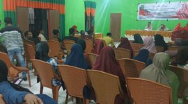 Anggota DPRD Provinsi Maluku Utara, Hj Rahmawati Muhammad bertemu dengan masyarakat dalam kegiatan reses di Desa Baturaja, Kabupaten Halmahera Timur. 