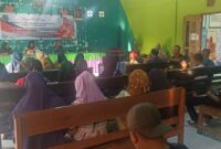 Reses di Desa Akedaga, warga antusias menyampaikan aspirasi kepada anggota DPRD Provinsi Maluku Utara, Hj Rahmawati Muhammad. 