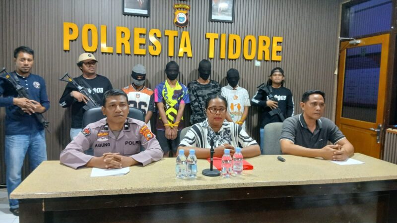 Empat pelaku pemerasan dan pengeroyokan berhasil diamankan anggota Polresta Tidore. 