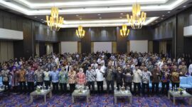 Wakil Wali Kota Tidore, Ahmad Laiman foto bersama Wakil Menteri Koperasi dan UKM RI, Farida Farichah dan peserta rakor lainnya. 