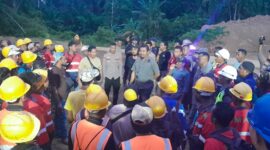 Kepala Bidang Pengawasan Ketenagakerjaan Disnakertrans Malut, Nirwan M. Turuy (posisi tengah berkameja gray navy) turun menemui masa aksi. 